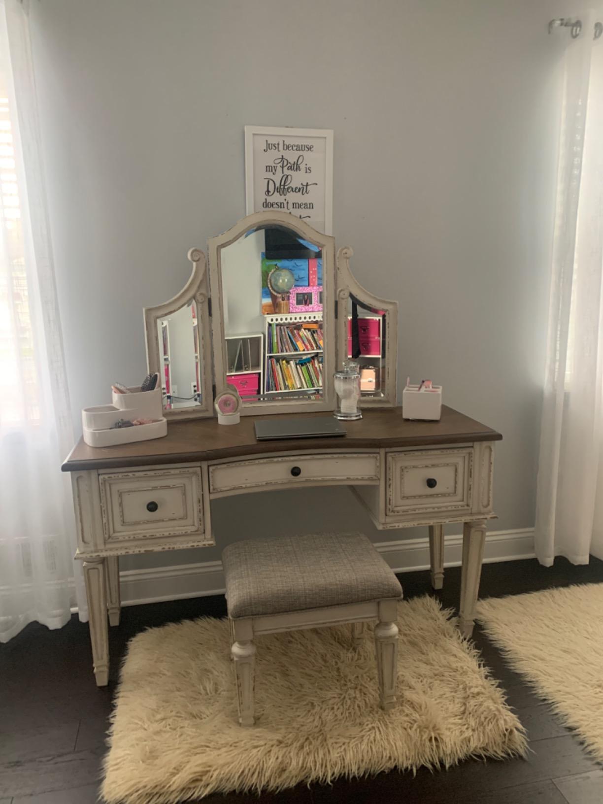 【Furniture】Traditional Cottage 3 Drawer Vanity Set with Dovetail Construction, Mirror & Stool Included