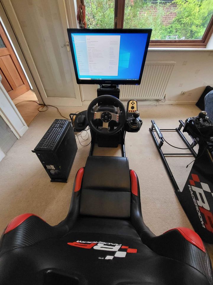 Race Room Driving Simulator + LOGITECH WHEEL + GAMING PC + MONITOR