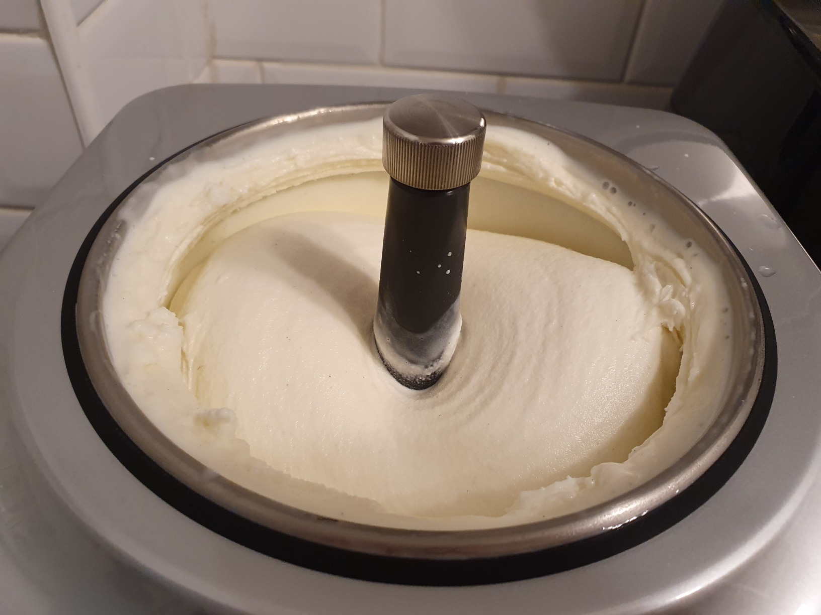 Magimix Gelato Expert Frozen Dessert Maker with Built In Compressor 2x2 Litre bowls Makes Ice Cream