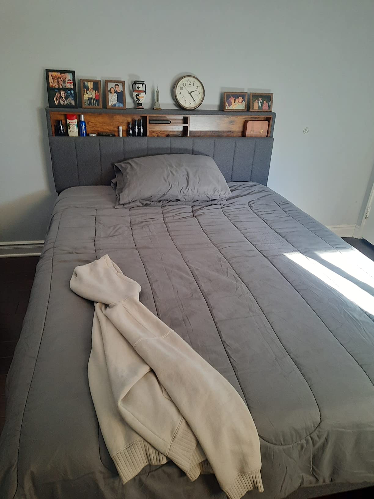 【Furniture】Queen Bed Frame with USB Ports and Outlets, Upholstered Platform Bed with Storage Headboard